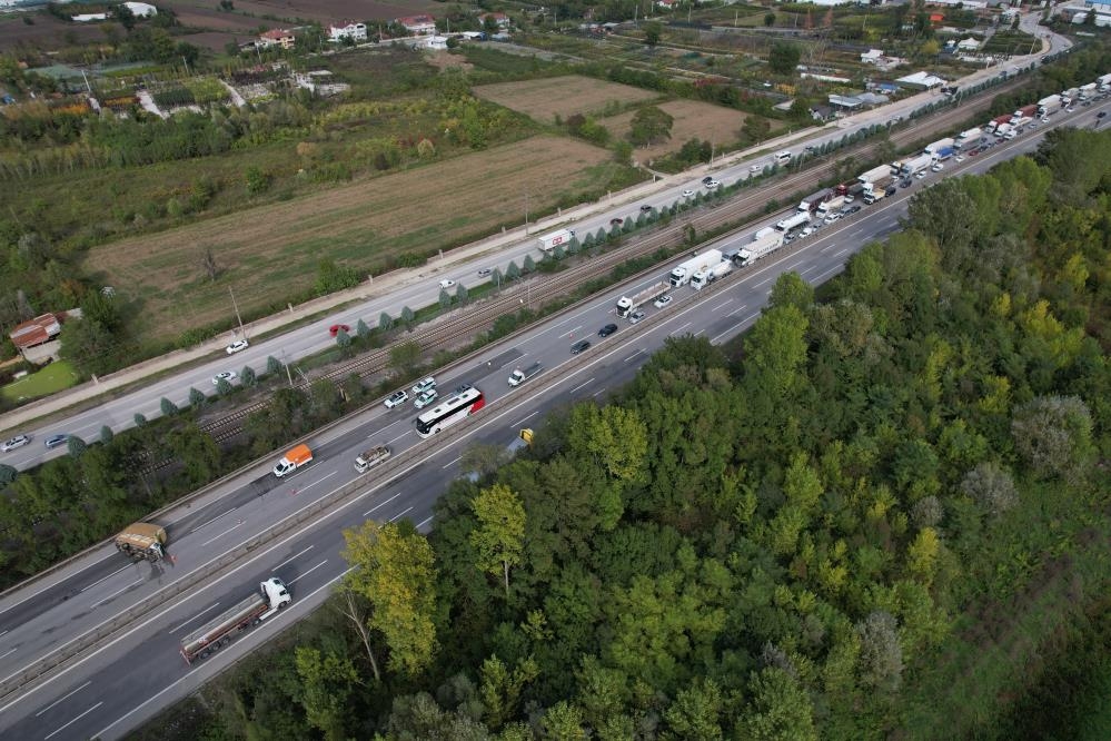 Kamyonet devrildi, trafik kilitlendi