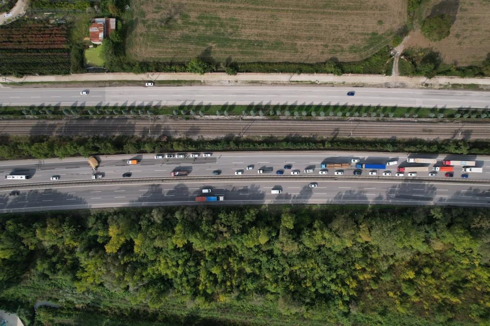 Kamyonet devrildi, trafik kilitlendi