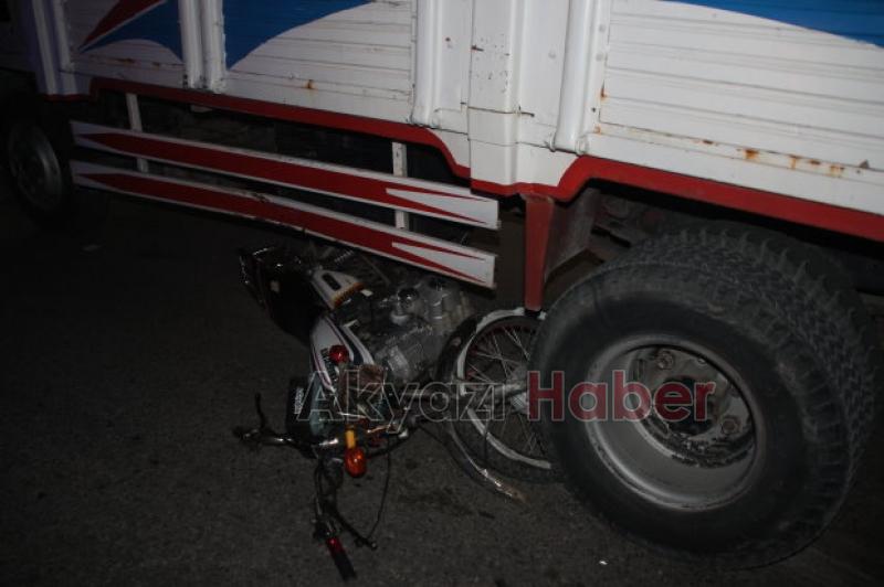 Kamyonet İle Motosiklet Çarpıştı