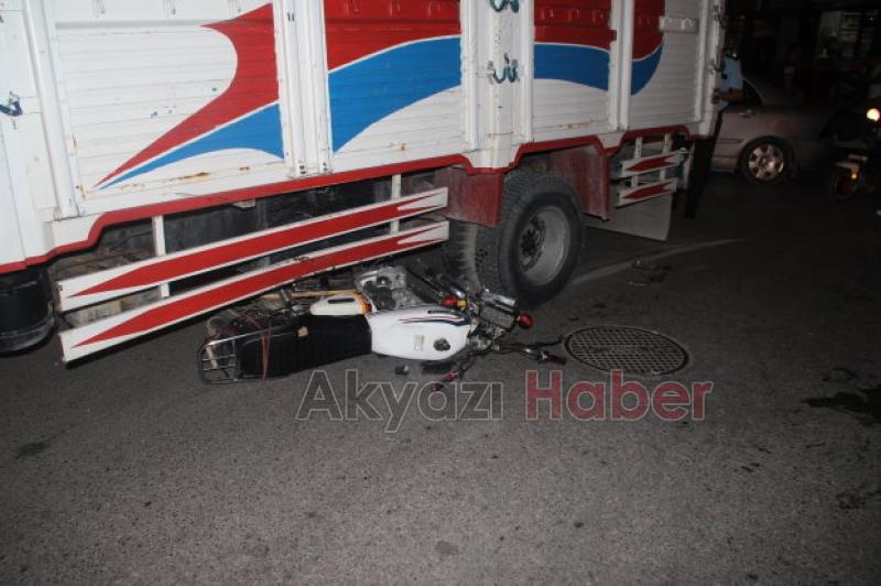 Kamyonet İle Motosiklet Çarpıştı