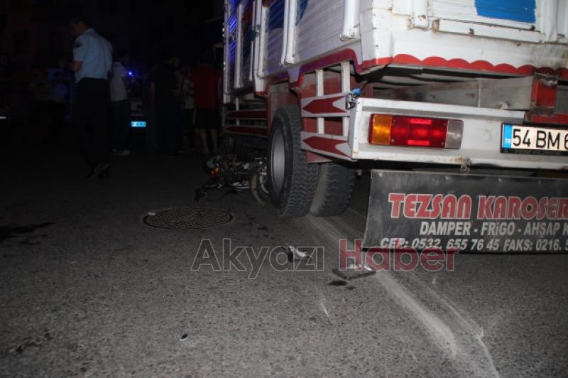 Kamyonet İle Motosiklet Çarpıştı