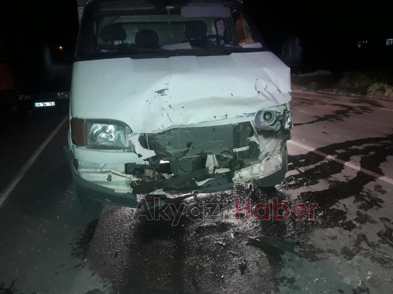 Kamyonet otomobile çarptı