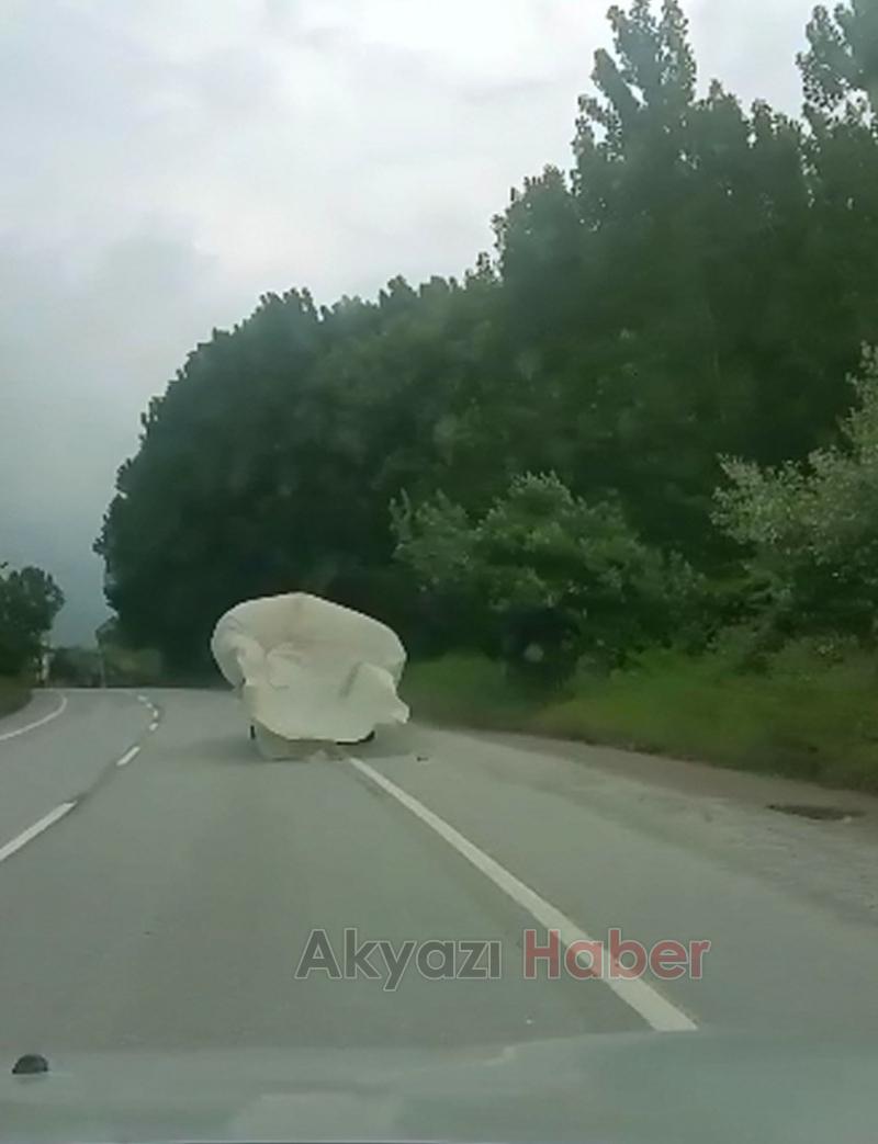 Kamyonetin Brandası Trafikte Tehlike Saçtı