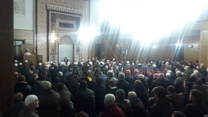 Kandilde camiler dolup taştı 