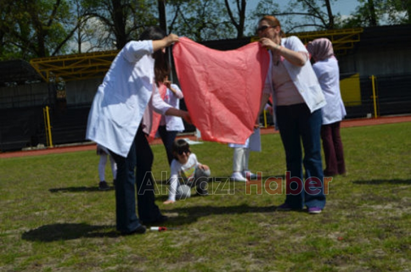 Kansere Dikkat Çekmek İçin Dilek Feneri Uçurdular