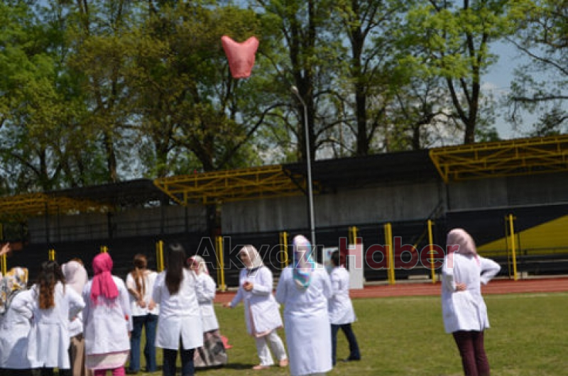 Kansere Dikkat Çekmek İçin Dilek Feneri Uçurdular