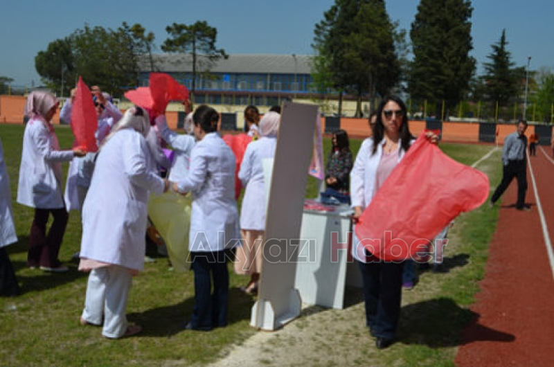 Kansere Dikkat Çekmek İçin Dilek Feneri Uçurdular