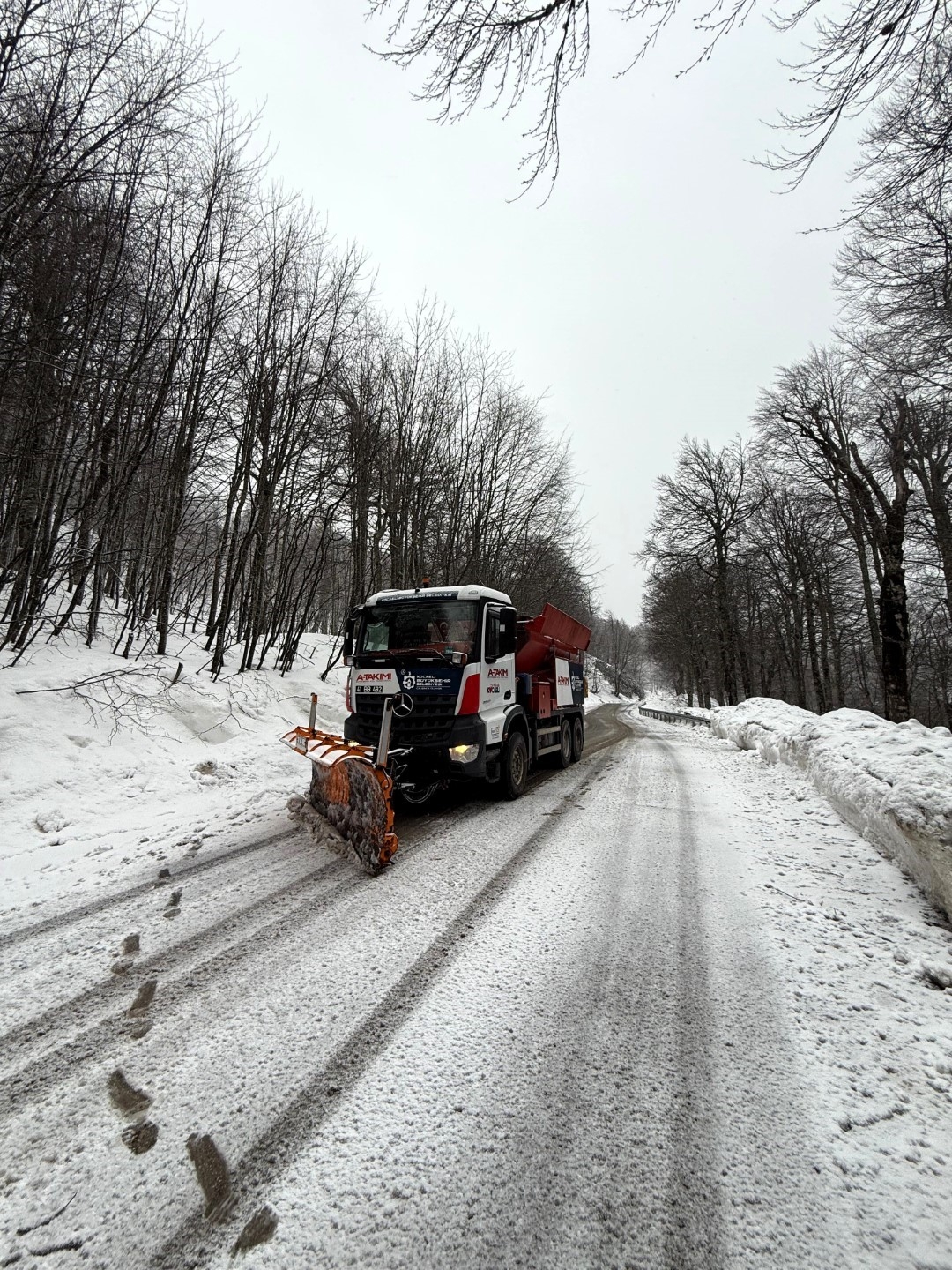 Kar bastırdı; Mahsur kalanlar kurtarıldı