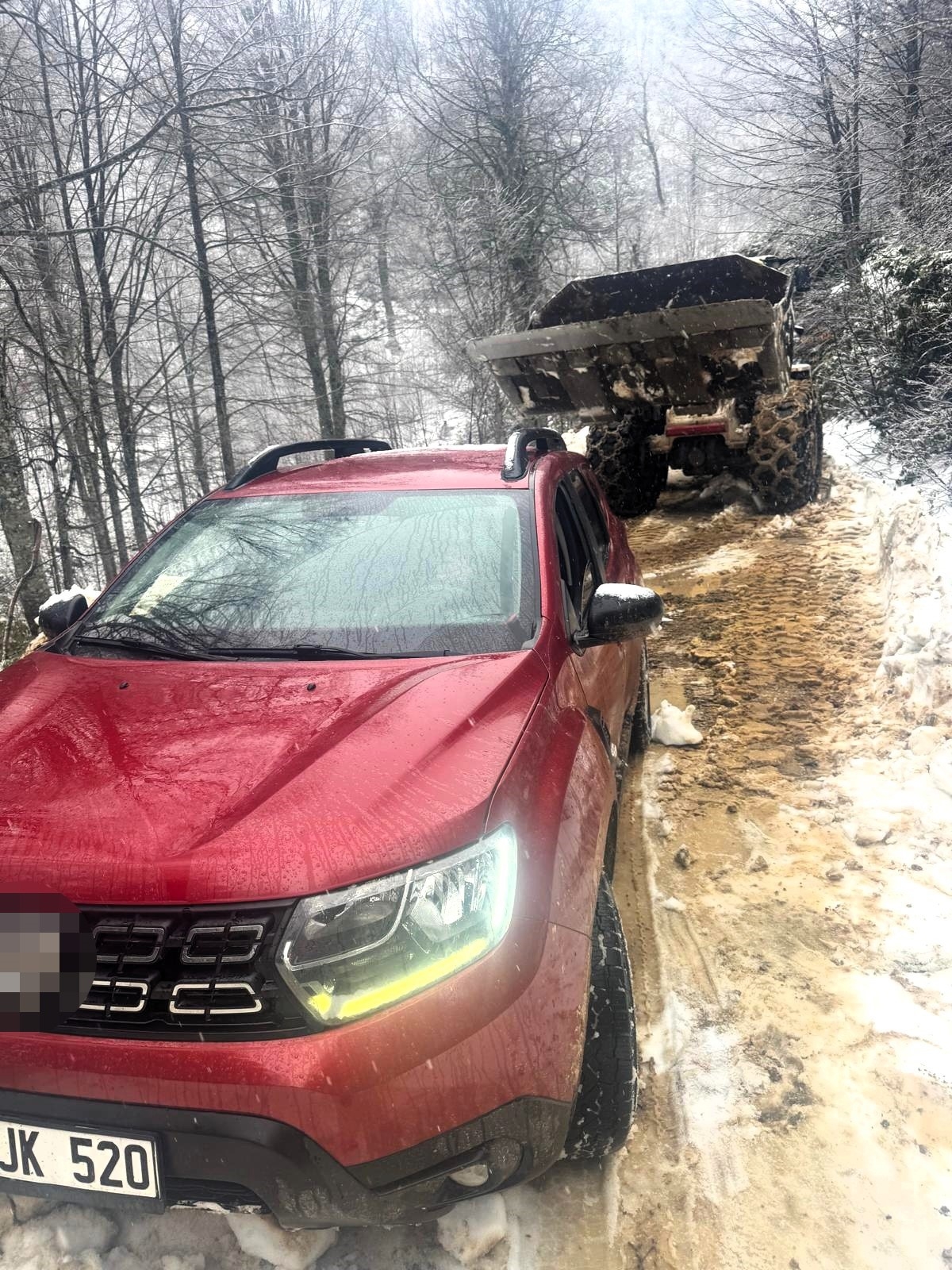 Kar bastırdı; Mahsur kalanlar kurtarıldı