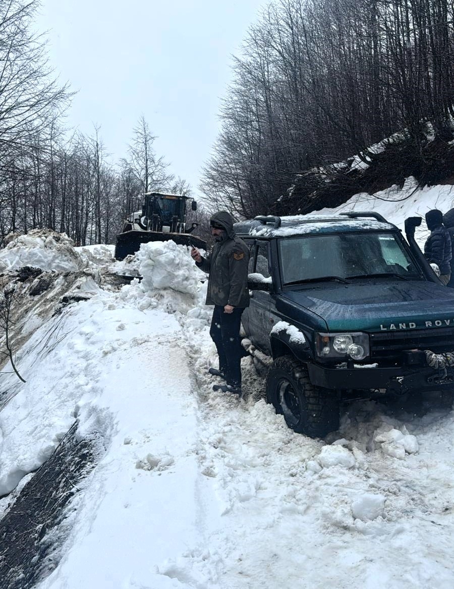 Kar bastırdı; Mahsur kalanlar kurtarıldı