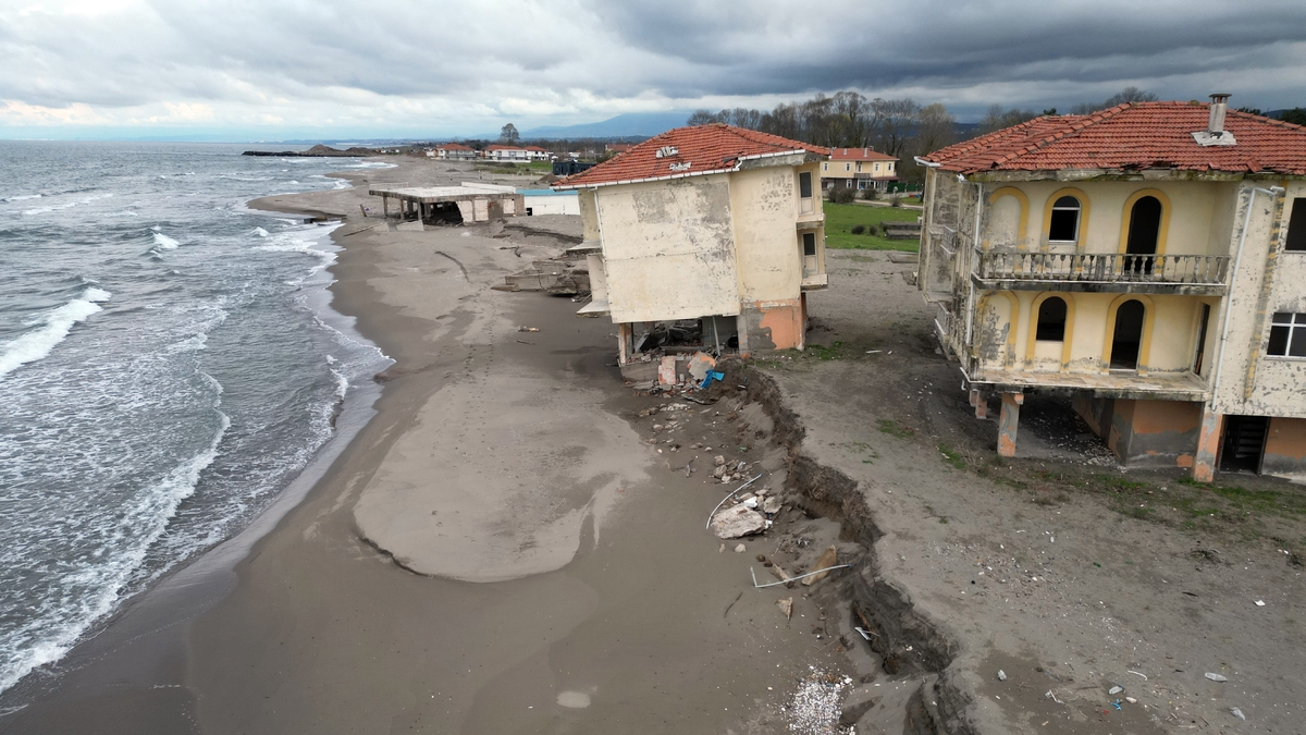 Karadeniz 100 metre içeri girdi, villalar çöktü