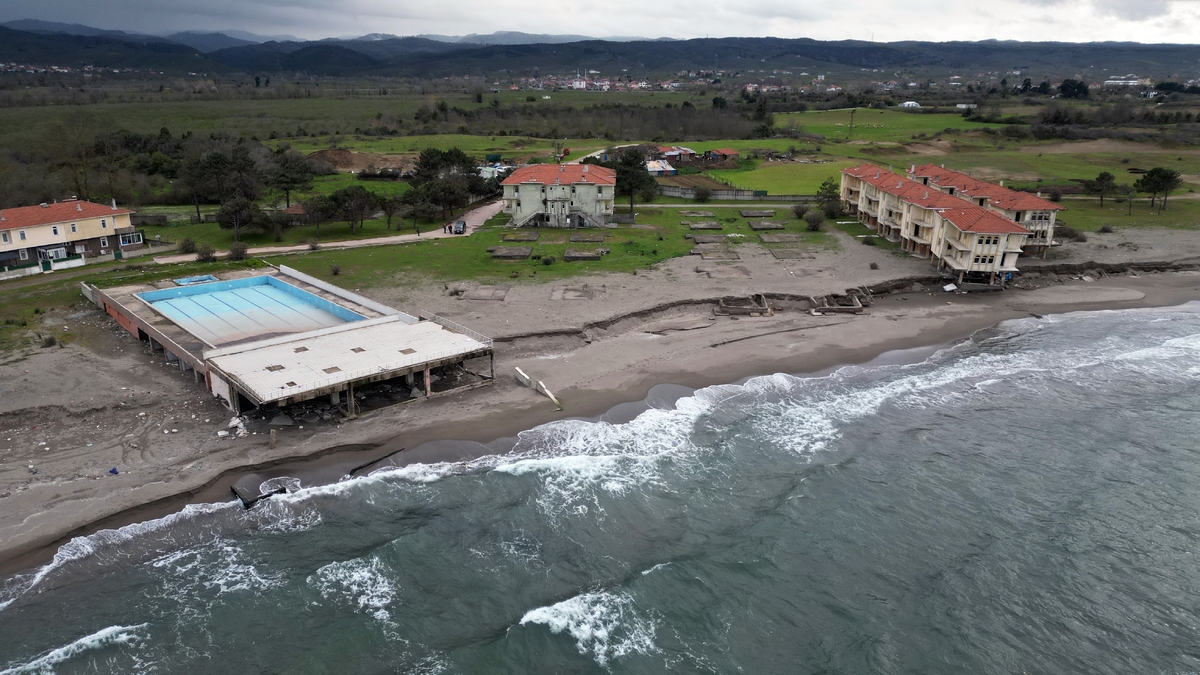 Karadeniz 100 metre içeri girdi, villalar çöktü