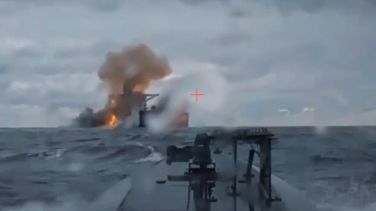 Karadenizde petrol tanker gemisine saldırı kamerada