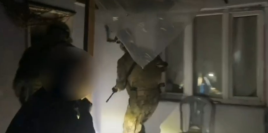 Karaköy'de çok sayıda adrese baskın; Silahlar ve uyuşturucu ele geçirildi