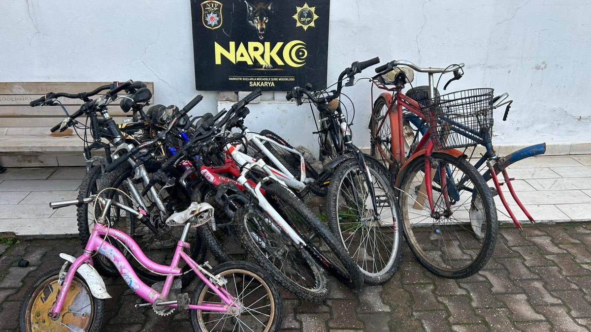Karaköy'de çok sayıda adrese baskın; Silahlar ve uyuşturucu ele geçirildi