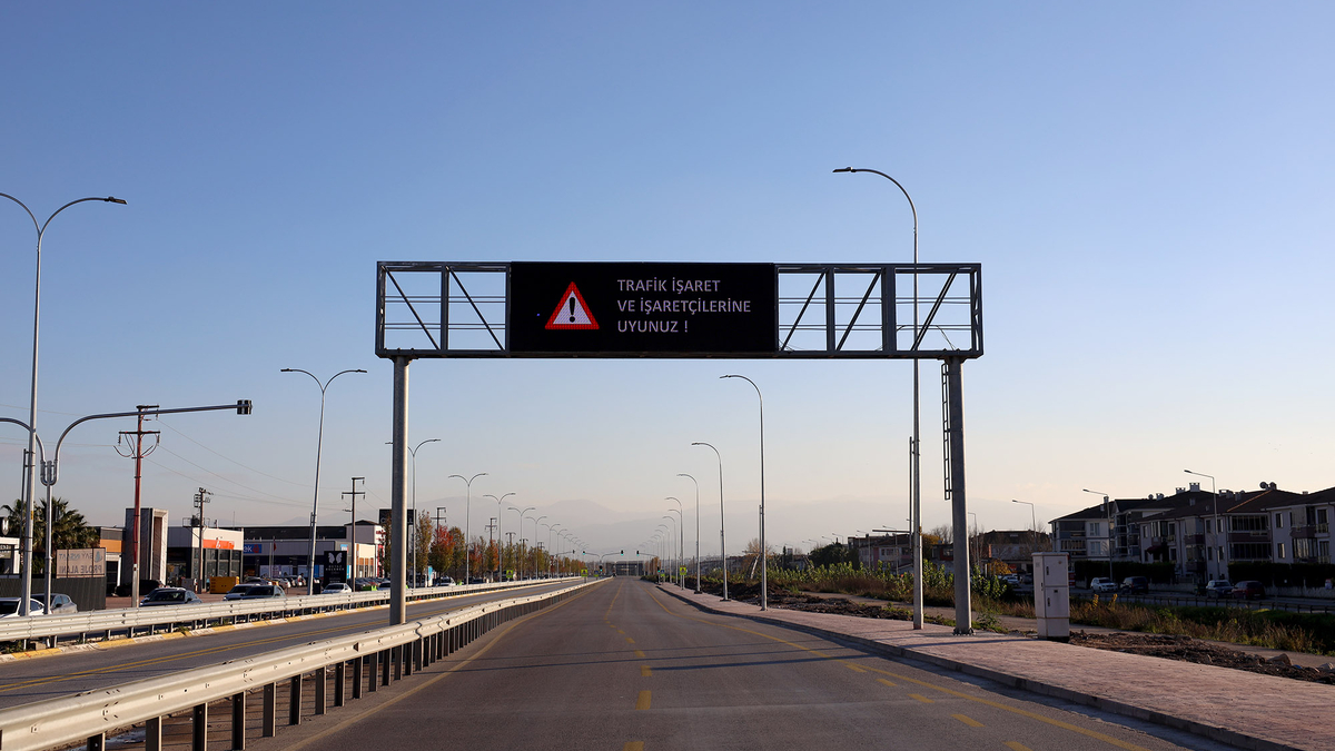 Karaman yolunda dev ekran taşındı