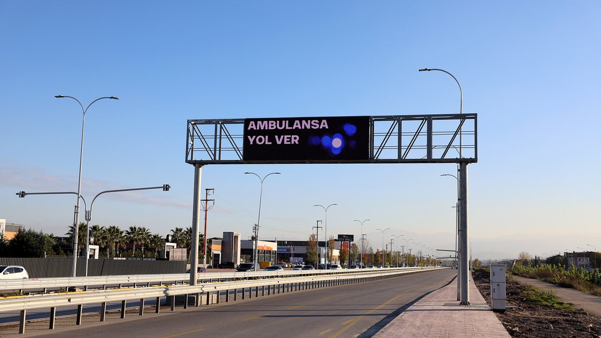 Karaman yolunda dev ekran taşındı