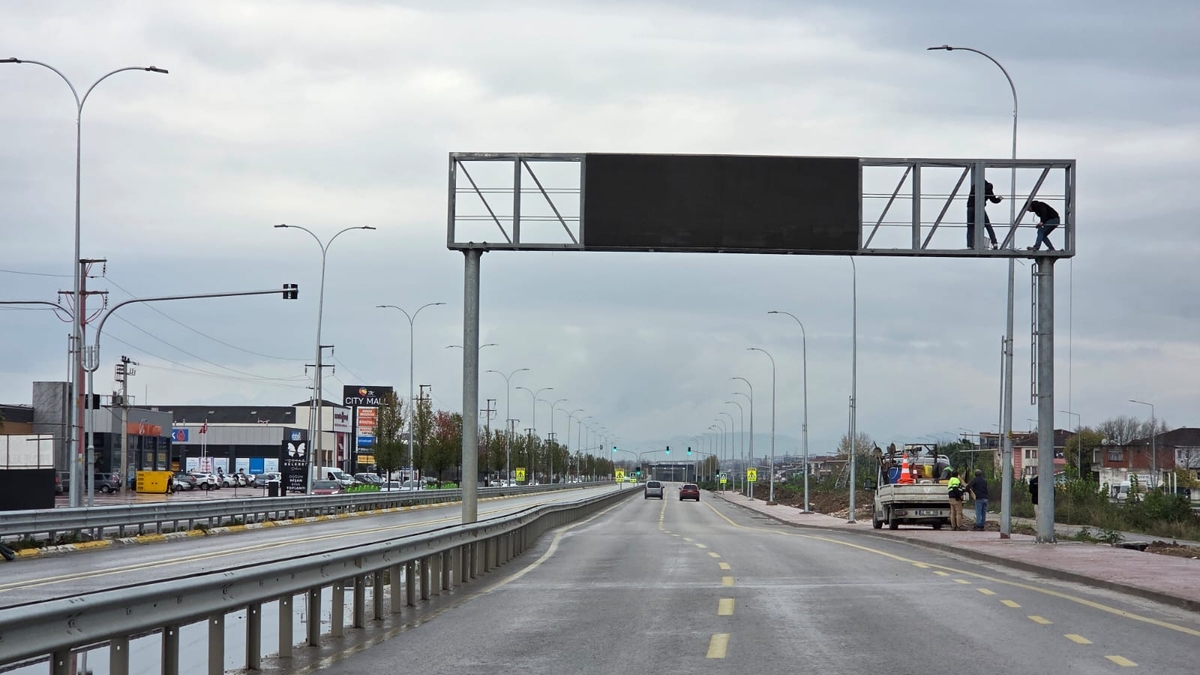 Karaman yolunda dev ekran taşındı