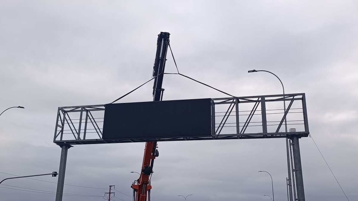 Karaman yolunda dev ekran taşındı