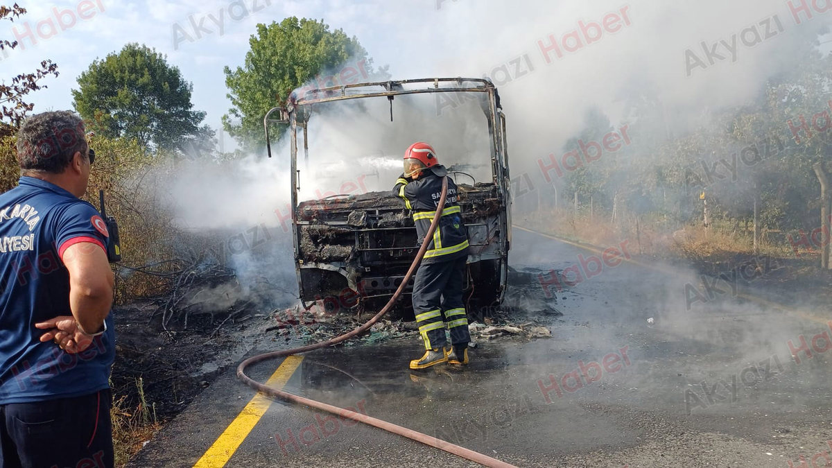Karapürçek'te işçi servisi yandı