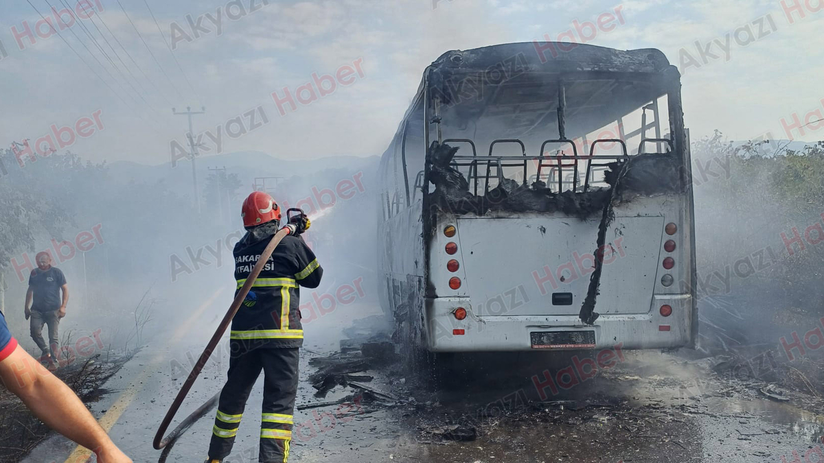 Karapürçek'te işçi servisi yandı