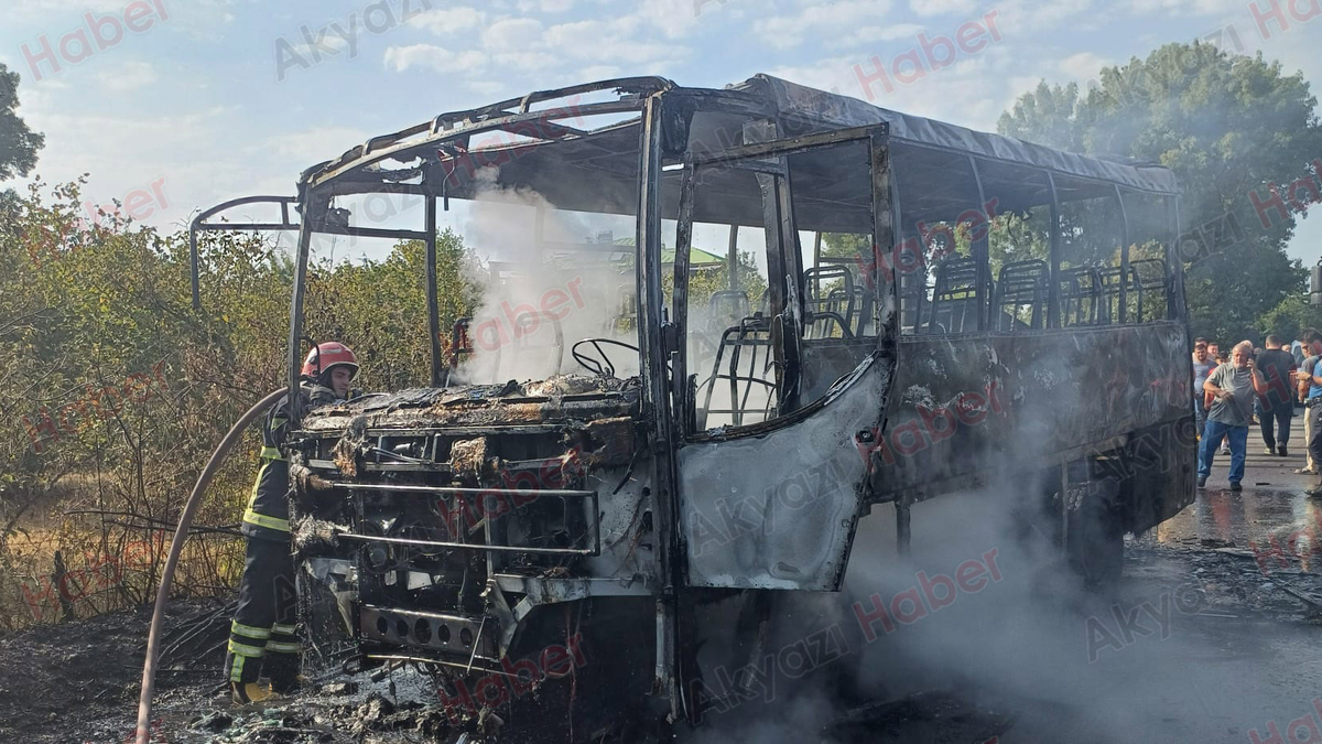 Karapürçek'te işçi servisi yandı