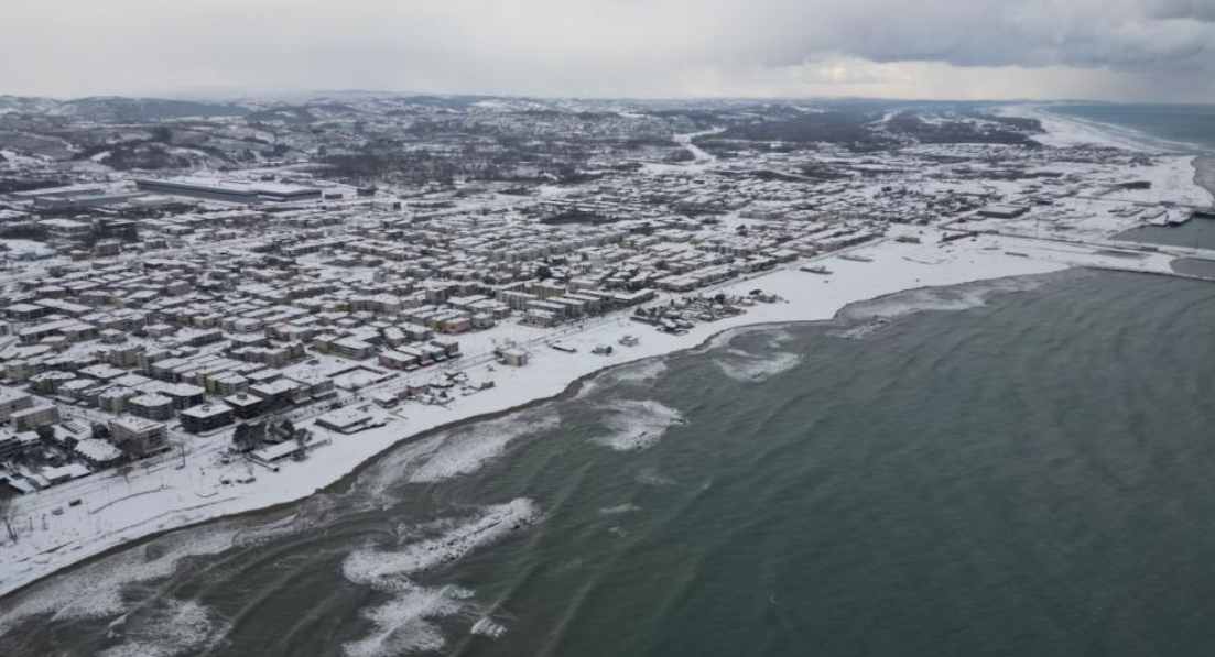 Karasu sahilinde kar güzelliği