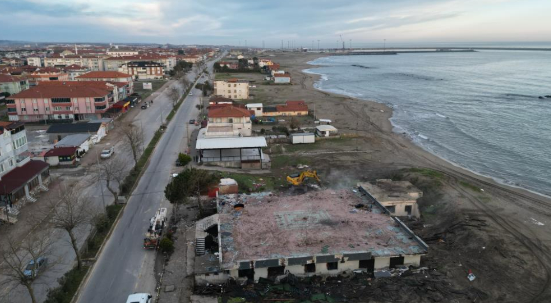 Karasu sahilinde yıkımlar başladı