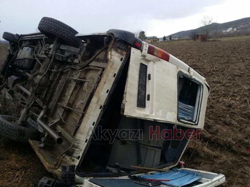 Karasu yolunda işçi servisi devrildi