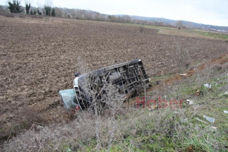 Karasu yolunda işçi servisi devrildi