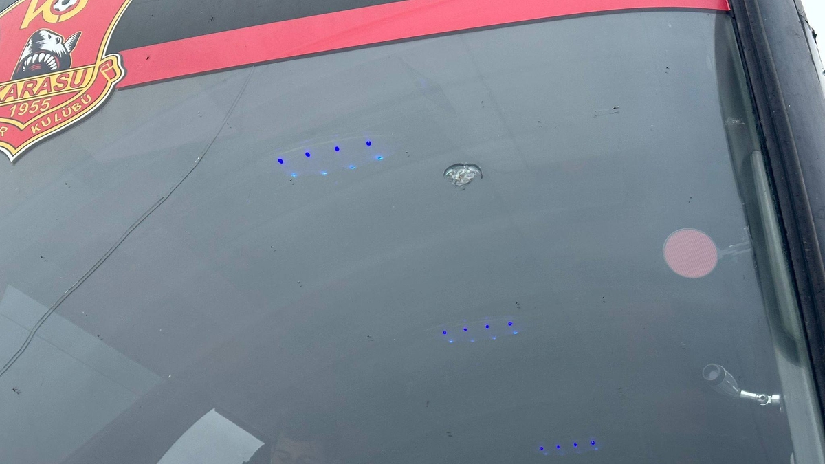 Karasuspor otobüsüne taşlı saldırı