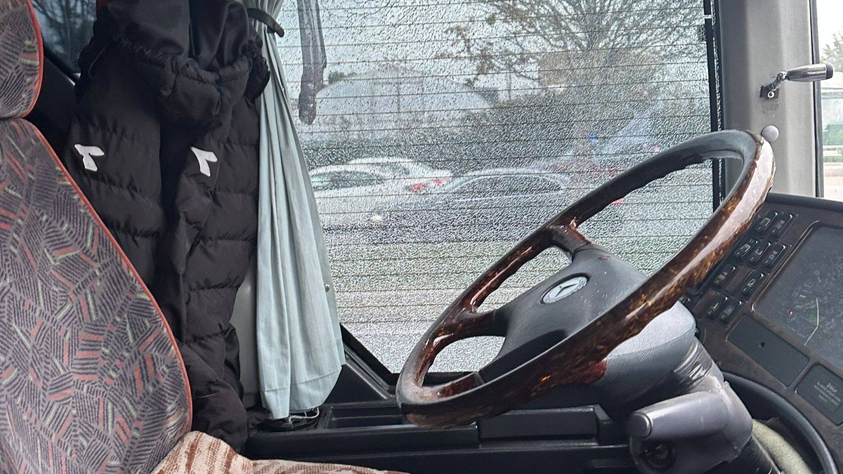 Karasuspor otobüsüne taşlı saldırı