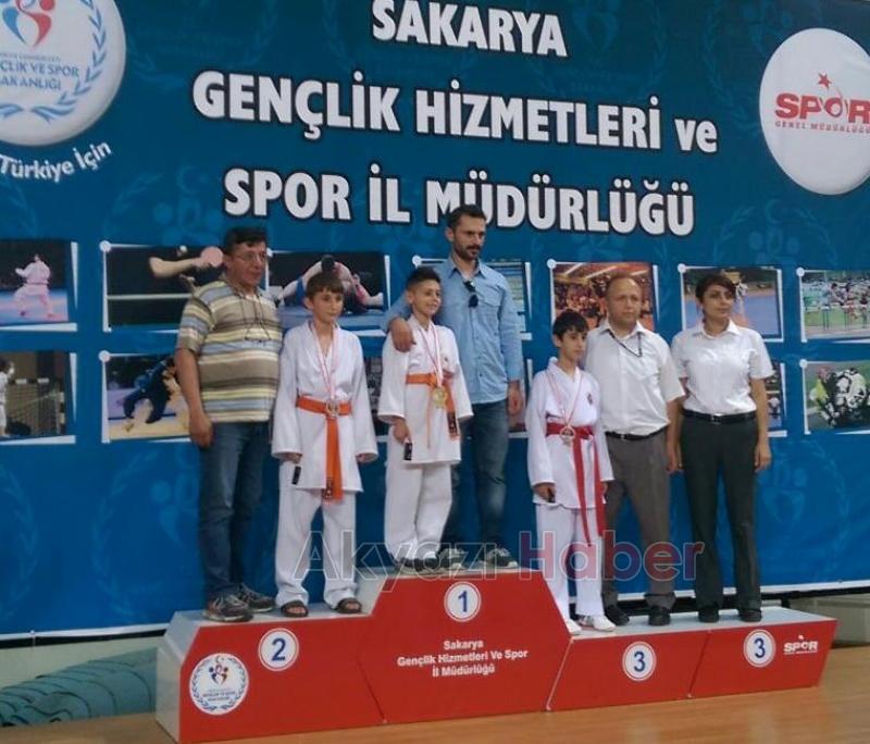 KARATECILER BABALAR GIBI MADALYA TOPLADILAR