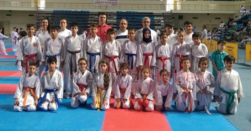 KARATECILER BABALAR GIBI MADALYA TOPLADILAR
