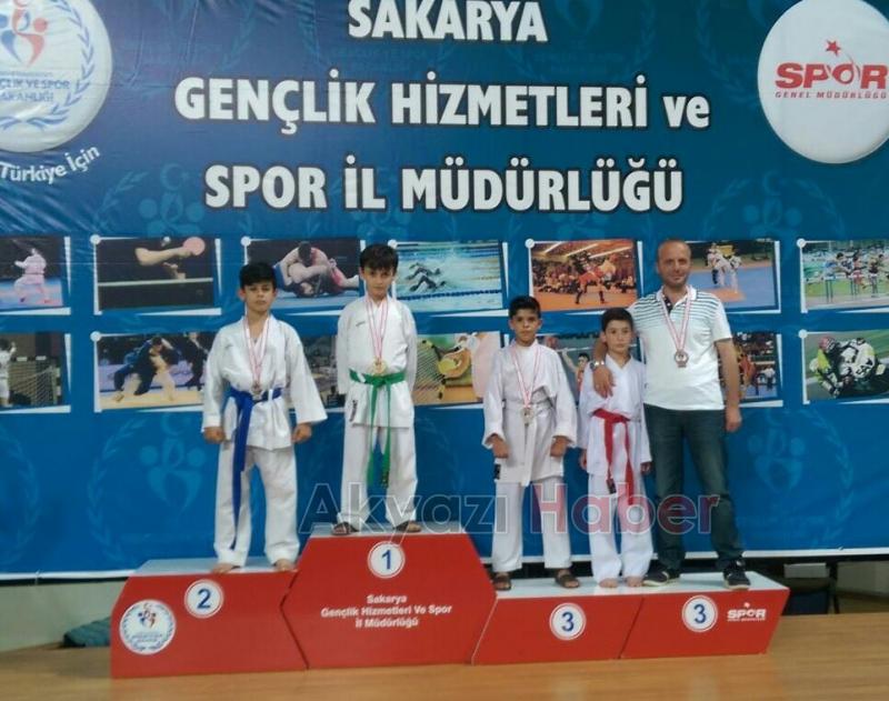 KARATECILER BABALAR GIBI MADALYA TOPLADILAR