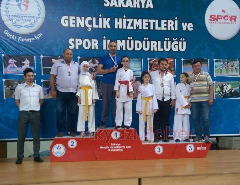 KARATECILER BABALAR GIBI MADALYA TOPLADILAR