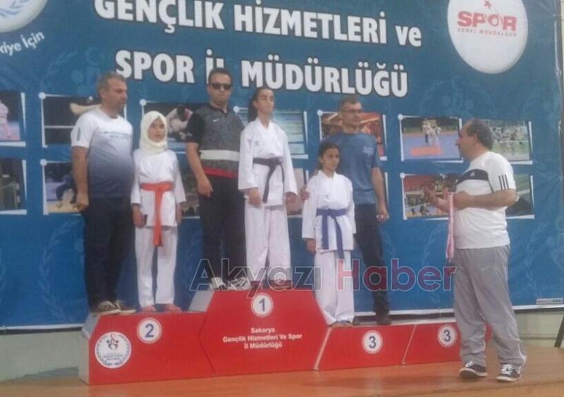 KARATECILER BABALAR GIBI MADALYA TOPLADILAR