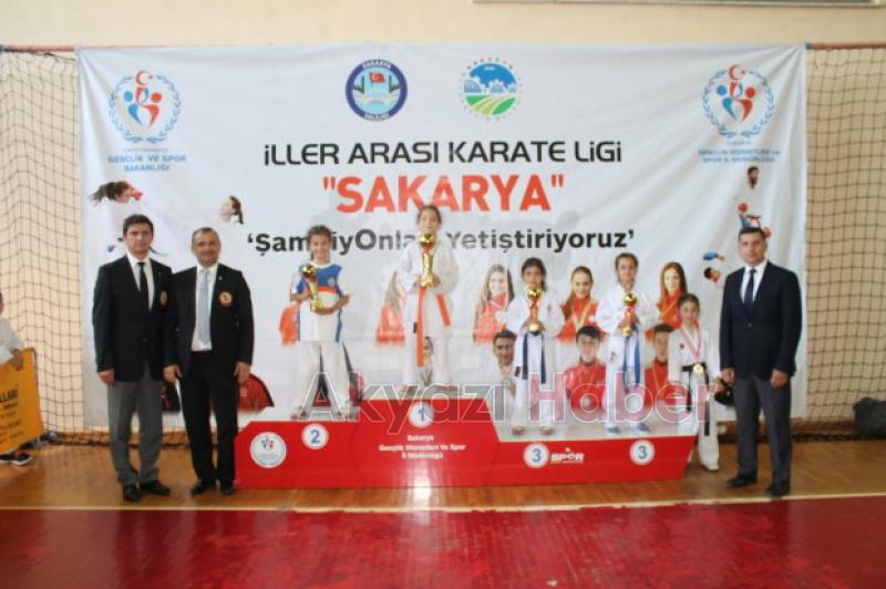 KARATECİLERDEN 10 KUPA 7 MADALYA