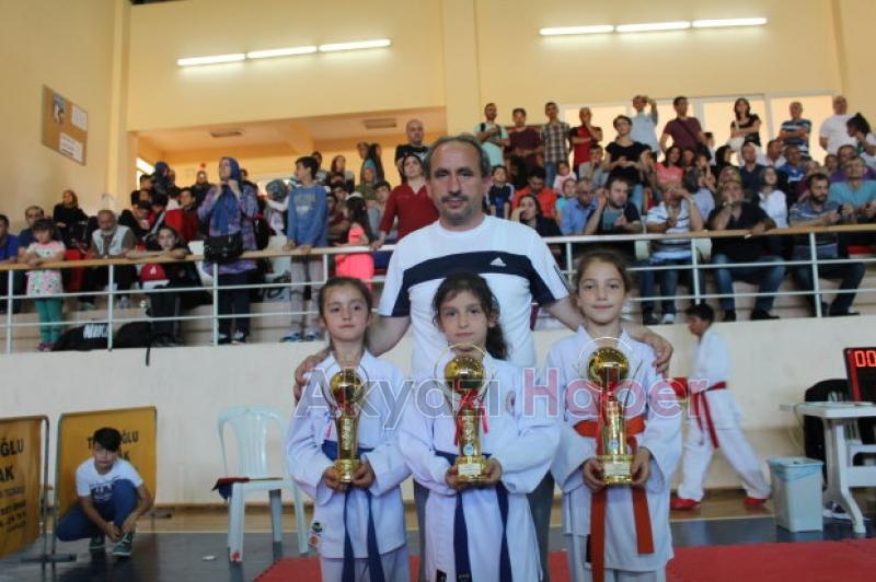 KARATECİLERDEN 10 KUPA 7 MADALYA