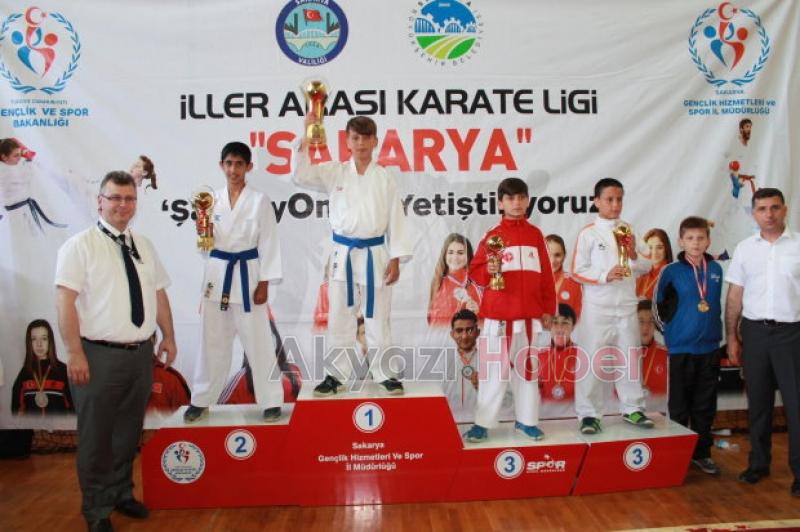 KARATECİLERDEN 10 KUPA 7 MADALYA