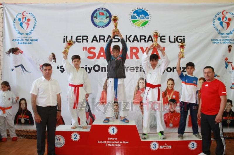 KARATECİLERDEN 10 KUPA 7 MADALYA