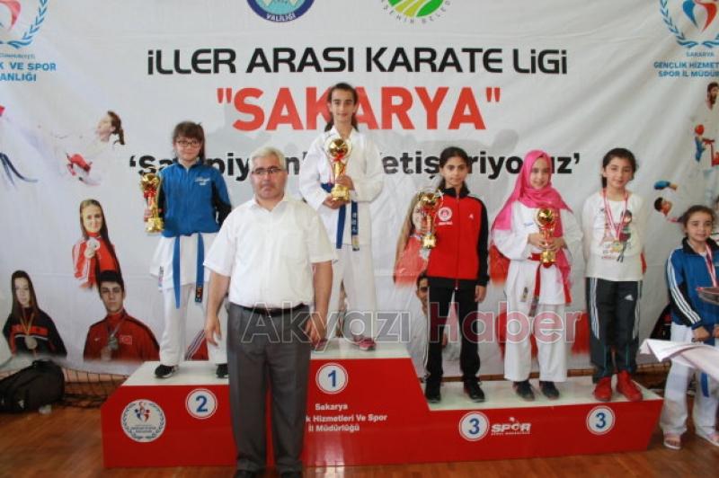 KARATECİLERDEN 10 KUPA 7 MADALYA