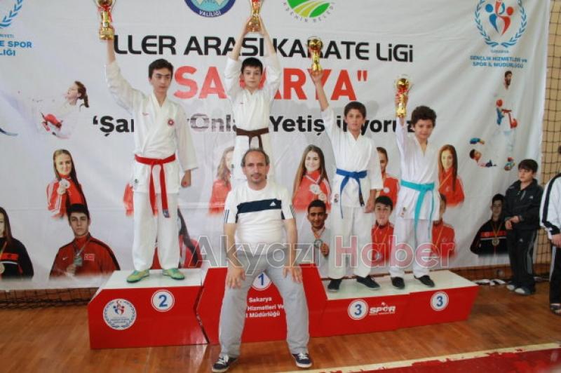 KARATECİLERDEN 10 KUPA 7 MADALYA