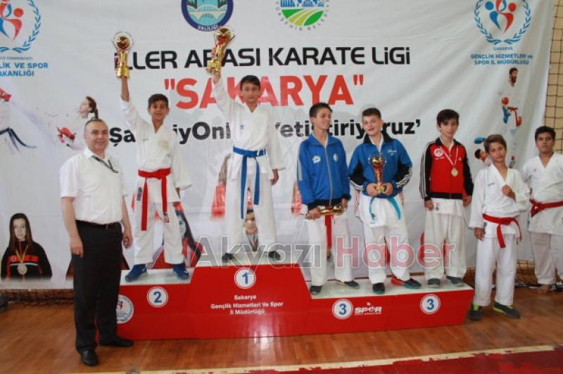 KARATECİLERDEN 10 KUPA 7 MADALYA