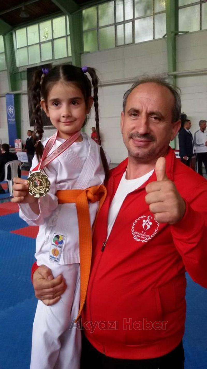 Karatecilerden 8 Altın 5 Gümüş 5 Bronz Madalya