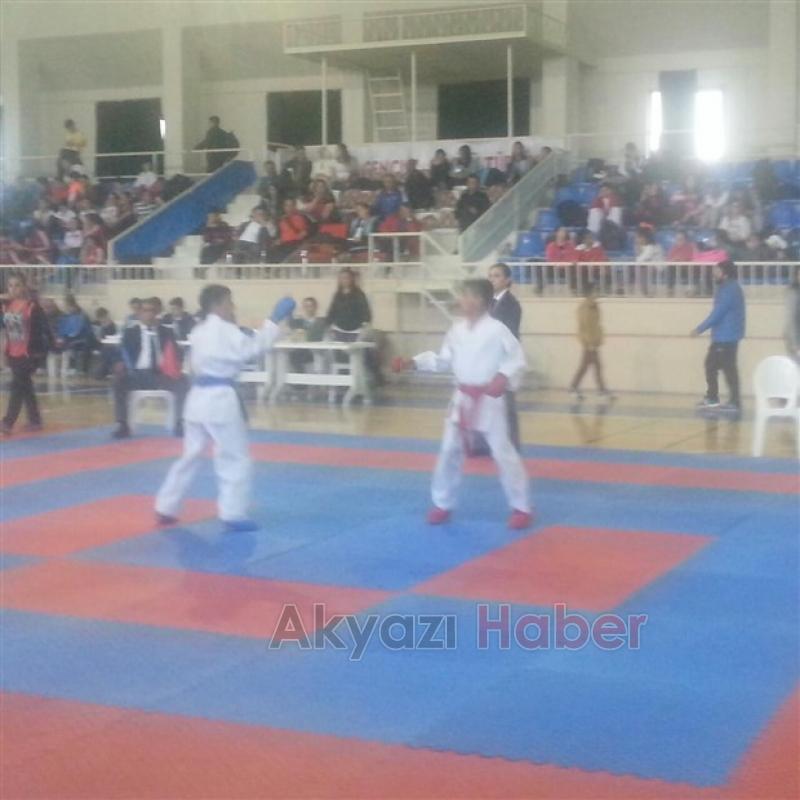 Karatecilerden Altın Madalya 