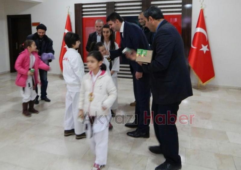 Karatecilerden Kaymakama Ziyaret