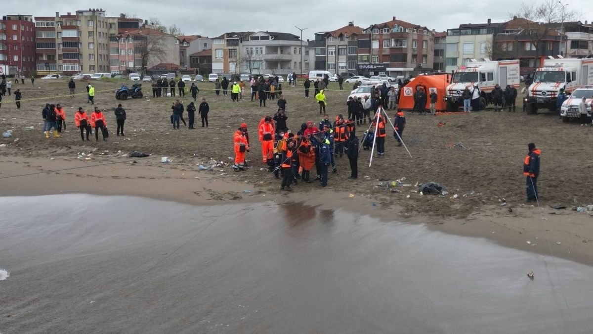 Karaya oturan gemideki mürettebat halat sistemiyle karaya çıkarıldı