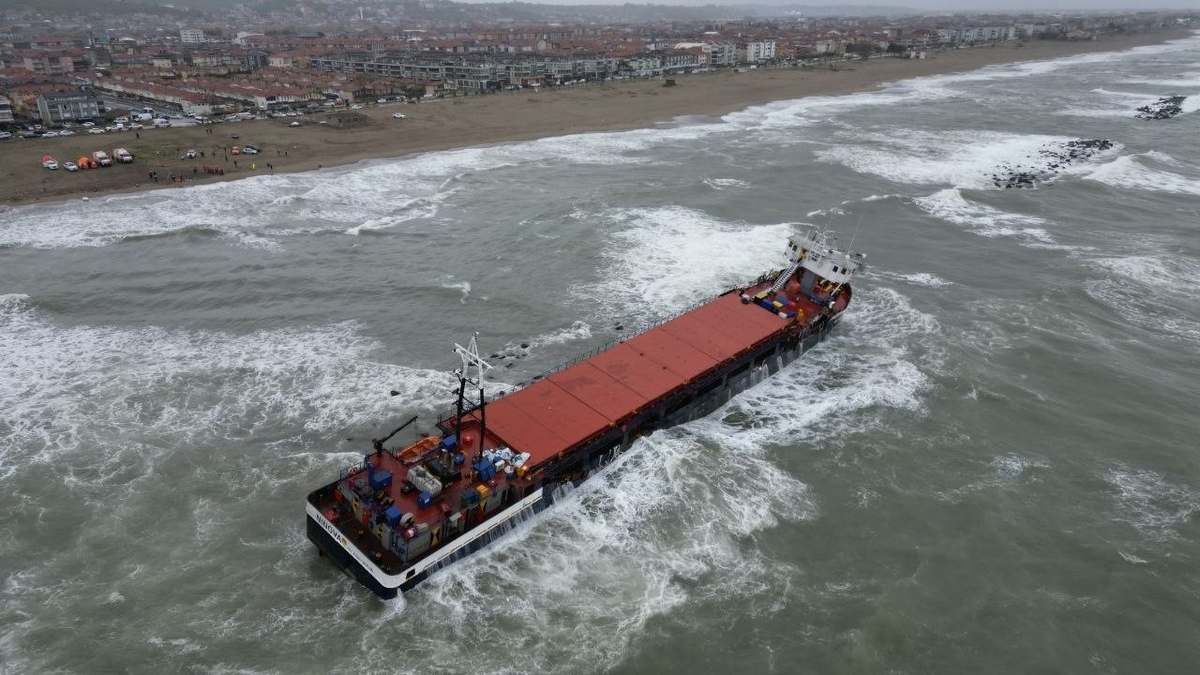 Karaya oturan gemideki mürettebat halat sistemiyle karaya çıkarıldı