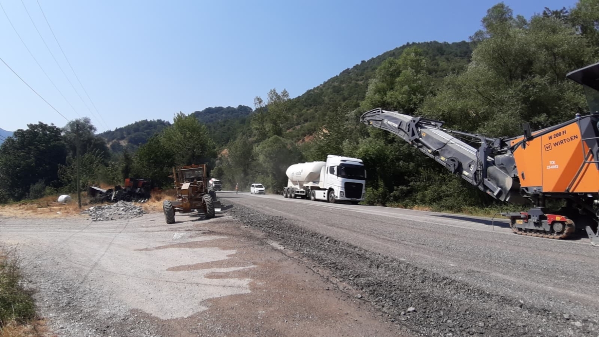 Karayolları ekiplerinin sıcak havada zorlu mesaisi